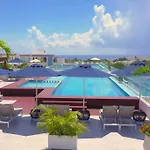 Beautiful Roof Top Pool & Gym With Ocean Views!